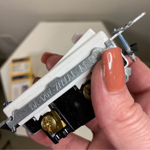 Leviton NWOT Dimmer Switch 15A 120/277V AC/CA, White Set of 3 - Picture 2 of 4